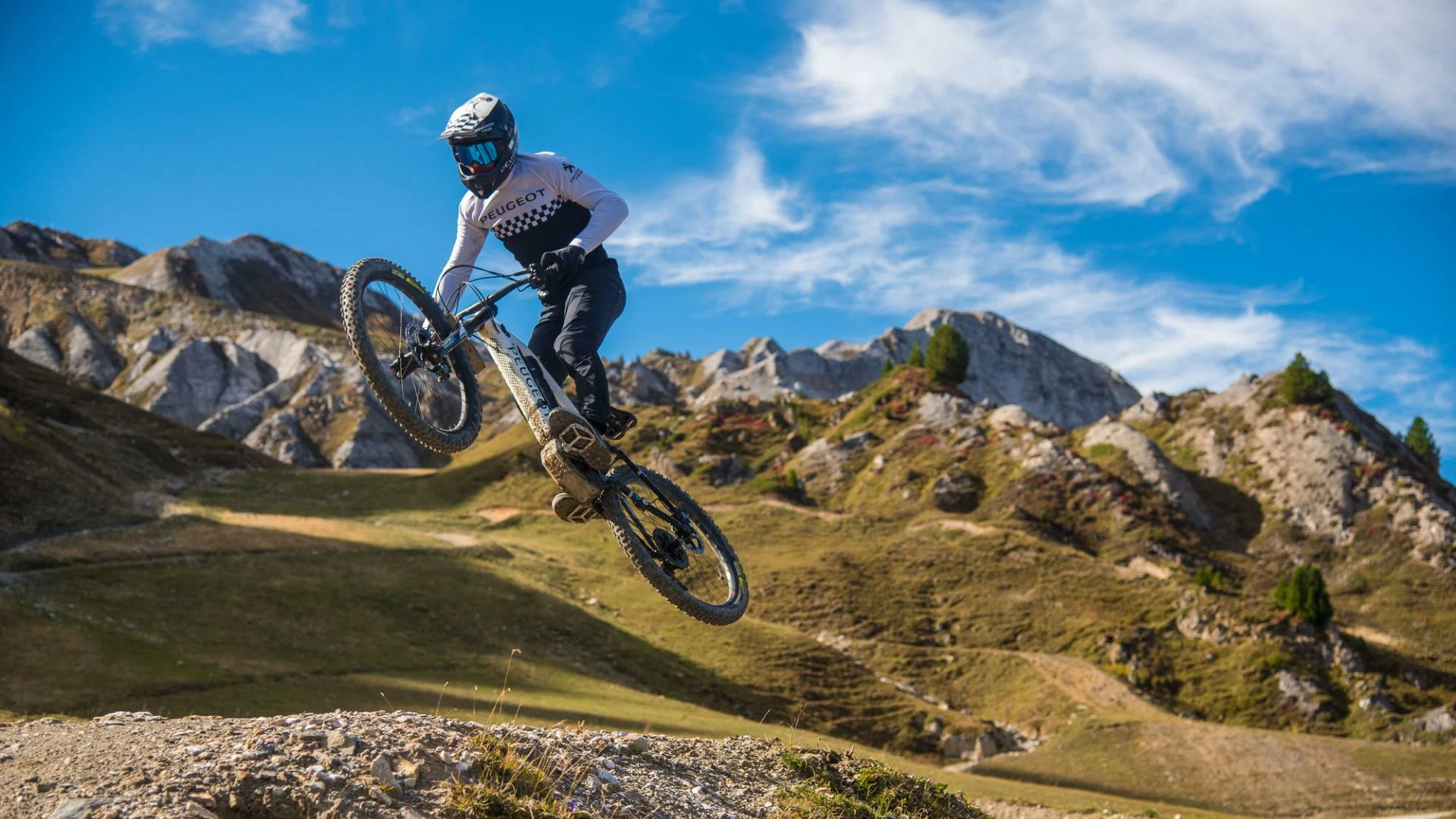 Pneu Vélo Soldes Boutique -Pneu Vélo Soldes Boutique VTT bike park saut Manu Molle
